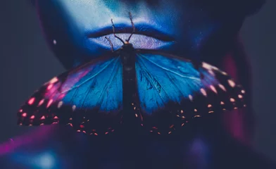 Fototapete Frauen Schöne Frau mit blauen Haaren und Schmetterling