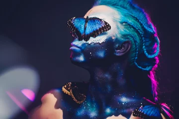 Gordijnen Mooie vrouw met blauw haar en vlinder © Nejron Photo