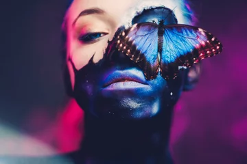 Behangcirkel Mooie vrouw met blauw haar en vlinder © Nejron Photo