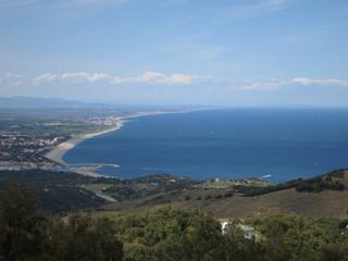 Fototapeta na wymiar coastal line with blue sea in Europe