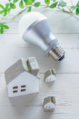 LED電球とミニチュアの家