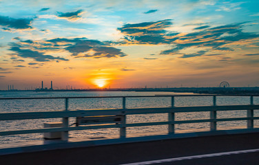 Fototapeta na wymiar 海上の高速道路から見る朝焼け