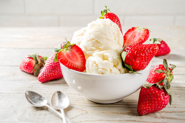 Strawberry vanilla ice cream