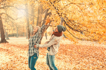 Paar im Wald Herbstlich 