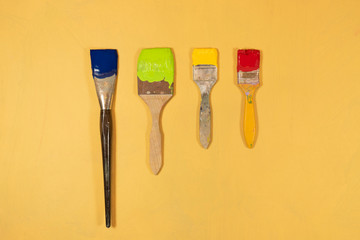 Pinsel Mit bunte Farbe auf gelbem Hintergrund.