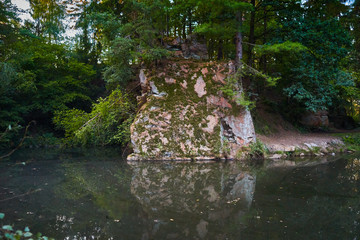 Schon im frühen 19. Jahrhundert wurde am Blauberg Granit abgebaut. Einer der alten Brüche lief im Laufe der Zeit mit Wasser voll und wurde so zum Blauberger See. Das Wasser liegt etwas versteckt.