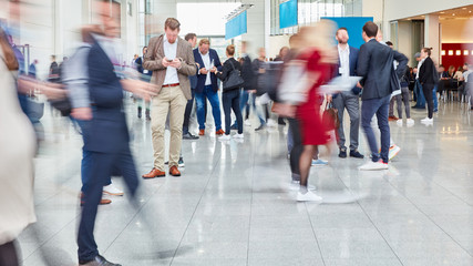 Viele anonyme Leute auf Konferenz oder Shopping Mall - obrazy, fototapety, plakaty