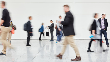Viele Menschen anonym in Bewegung auf Messe