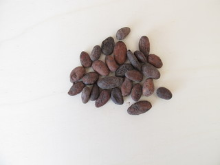 Obraz premium Roasted cocoa beans on a wooden board