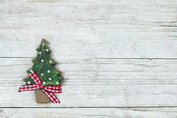 Kleiner Weihnachtsbaum mit Schleife