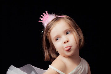 Foto de estudio de una niña de 5 años con un traje de ballet