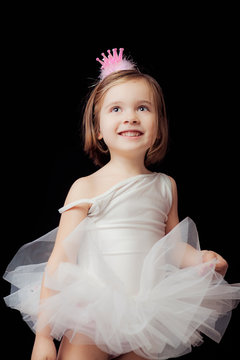 Foto de estudio de una niña de 5 años con un traje de ballet