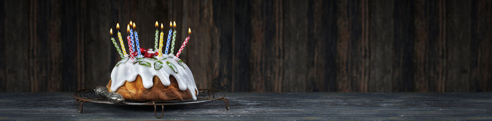 leckerer Kuchen mit bunten Kerzen