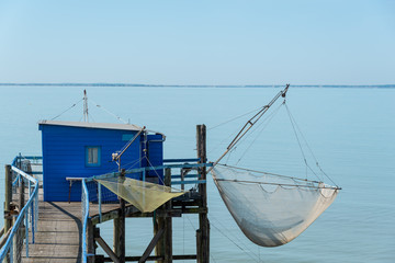 CHARENTE-MARITIME (Aquitaine, France), maison de pêcheur sur pilotis ou Carrelet	