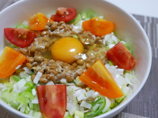 冷やしぶっかけうどん　トマト　納豆　生卵