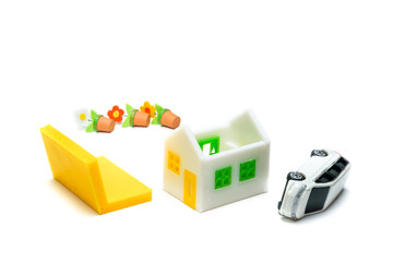 暴風で屋根が飛ばされた住宅のイメージ