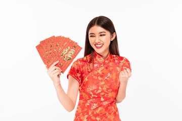 Happy Chinese woman dress in traditional qipao and hold red envelope
