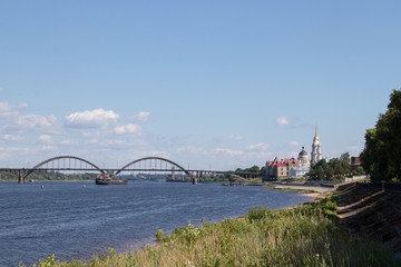Obraz premium Rybinsk. View of the building of the grain exchange, the Holy Transfiguration Cathedral and the bridge over the Volga river. View from the river
