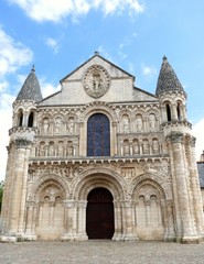 Fototapeta na wymiar Façade occidentale de l’église Notre-Dame-La-Grande à Poitiers