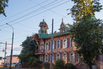 Obraz premium House painter Rybinsk. Wooden house with unique carved decoration.
