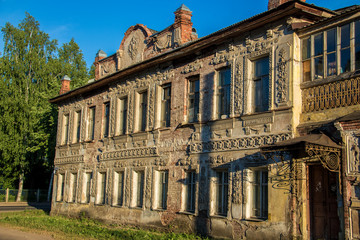 Fototapeta na wymiar Rybinsk. Yaroslavl region, an old merchant's house at the intersection of Sovetskaya street and Radishchev street.