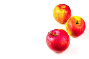 Fototapeta na wymiar Tres manzanas, la primera de ellas en macro