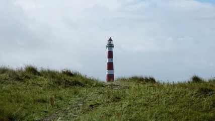 Fototapeta na wymiar Leuchtturm klassisch, rot - weiß gestreift