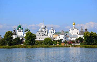 Fototapeta na wymiar The Rostov Kremlin was built in 1680, according to a single plan of the customer — Metropolitan Jonah Sysoevich. On the territory of the Kremlin there are 5 churches, etc. Russia, Rostov, August 2019