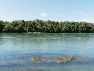 Der Rhein. Grenzfluss zwischen Rheinfelden (Baden) in Deuschtland und Rheinfelden (Schweiz). Rheinverlauf