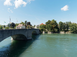Der Rhein. Grenzfluss zwischen Rheinfelden (Baden) in Deuschtland und Rheinfelden (Schweiz). Alte Rheinbrücke zwischen Deutschland und Schweiz