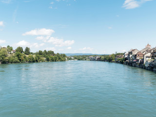Fototapeta na wymiar Der Rhein. Grenzfluss zwischen Rheinfelden (Baden) in Deuschtland und Rheinfelden (Schweiz). Rheinverlauf ostwärts
