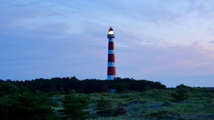Leuchtturm an der Nordsee bei Sonnenuntergang