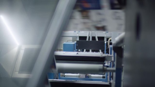 Fliessband Tunnel in einer großen Druckerei - Flowing ribbon in a big print house 4K ProRes Footage