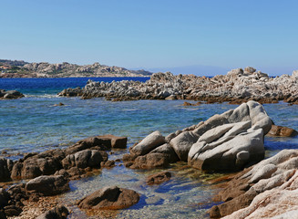 Fototapeta na wymiar il meraviglioso mare limpido e turchese dell'isola de La Maddalena, in Italia