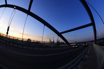 Most wiszący nad autostradą po zachodzie słońca, samochody. © Stanisław Błachowicz