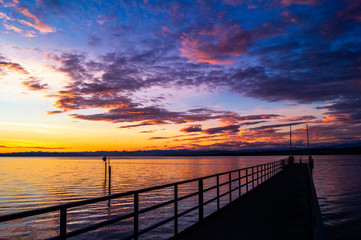 Traumhafter Sonnenaufgang mit schöner Wolkenstimmung am Bodensee	