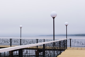 Naklejka premium foggy pier with lanterns