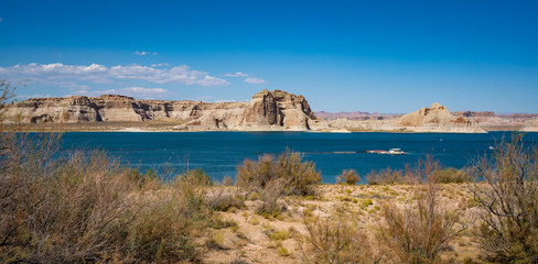 Fototapeta na wymiar Lake Powell and its dam just outside the town of Page USA