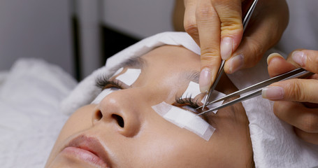 Obraz na płótnie Canvas Woman having eyelash extension in beauty salon