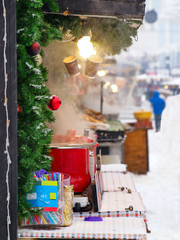  steam mantle christmas market with red pan with hot mulled wine