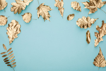 Obraz na płótnie Canvas top view of autumnal golden leaves on blue background