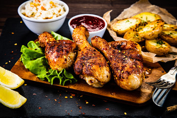 Grilled chicken drumsticks with vegetables