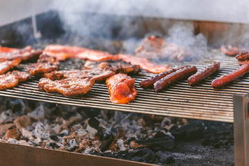 Verschiedene Sorten Fleisch auf dem Grill mit heißer Kohle