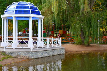 Rotunda on the shore of the pond