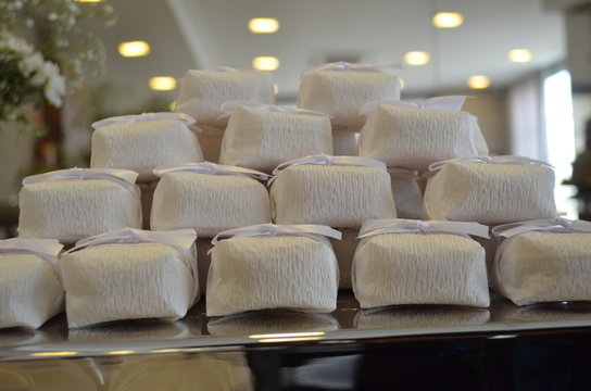 Montagem com doces bem-casado para casamento