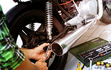 Mechaniker repariert ein Motorrad / Cafe Racer / Inspektion