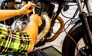 Motorrad reparieren / Zündkerze kontrollieren / Cafe Racer in der Werkstatt
