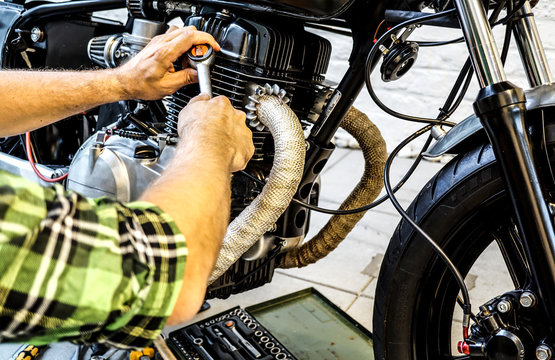 Motorrad reparieren / Zündkerze tauschen / Cafe Racer in der Werkstatt