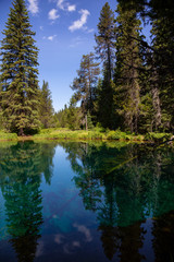 Fototapeta na wymiar Beautiful View of Little Crater Lake during a vibrant sunny summer day. Taken in Mt Hood National Forest, Oregon, United States of America.