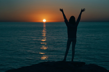 Fototapeta premium silhouette of woman at sunset